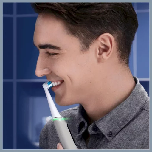 Oral-B iO6 Grey Opal Elektrische Tandenborstel in actie