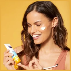 NIVEA SUN UV Anti-Age en Anti-Pigment Zonnebrand Crème SPF30 50ml model