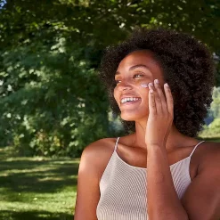 WELEDA Skin Food - Voedende Dagcrème - 40ml - 100% natuurlijk met model