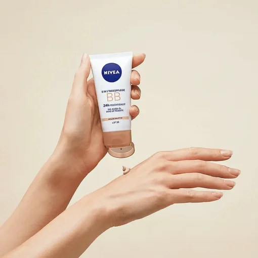 Nivea Essentials 5in1 BB Crème Light SPF15 BB Cream op hand