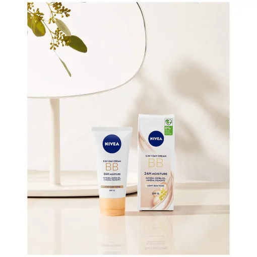 Nivea Essentials 5in1 BB Crème Light SPF15 BB Cream sfeer