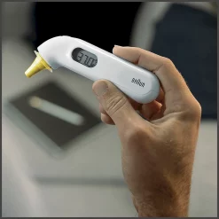 Braun IRT 3030 Oorthermometer in hand