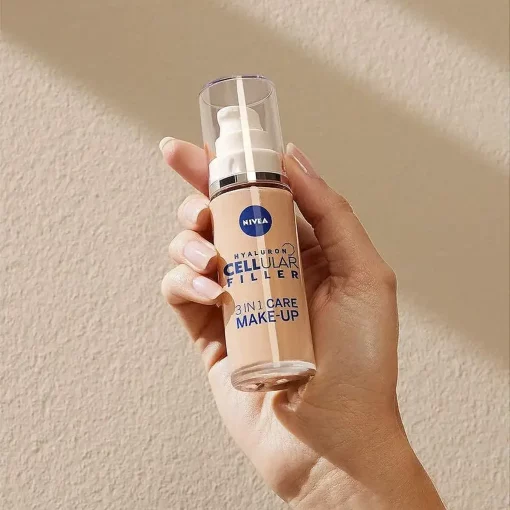 Nivea Hyaluron Cellular Filler 3in1 01 Licht 30ml flacon in hand