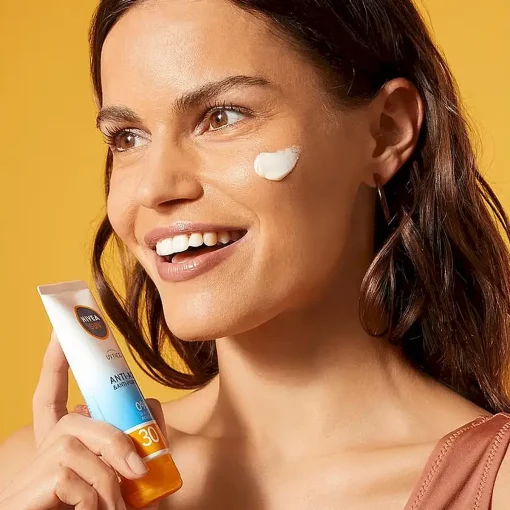 Nivea Sun Zonnematerende gezichtscrème SPF50, 50 ml model