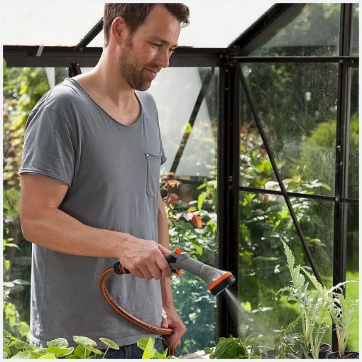 Gardena Comfort Broes Voor Gevoelige Planten in greenhouse