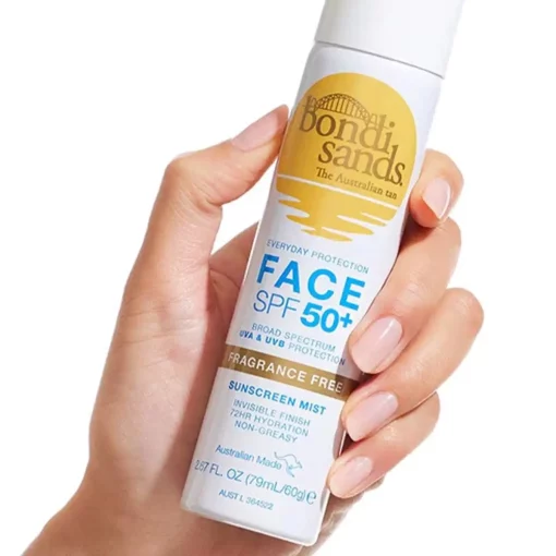 Bondi Sands Sunscreen Mist Face SPF50 97ml in de hand