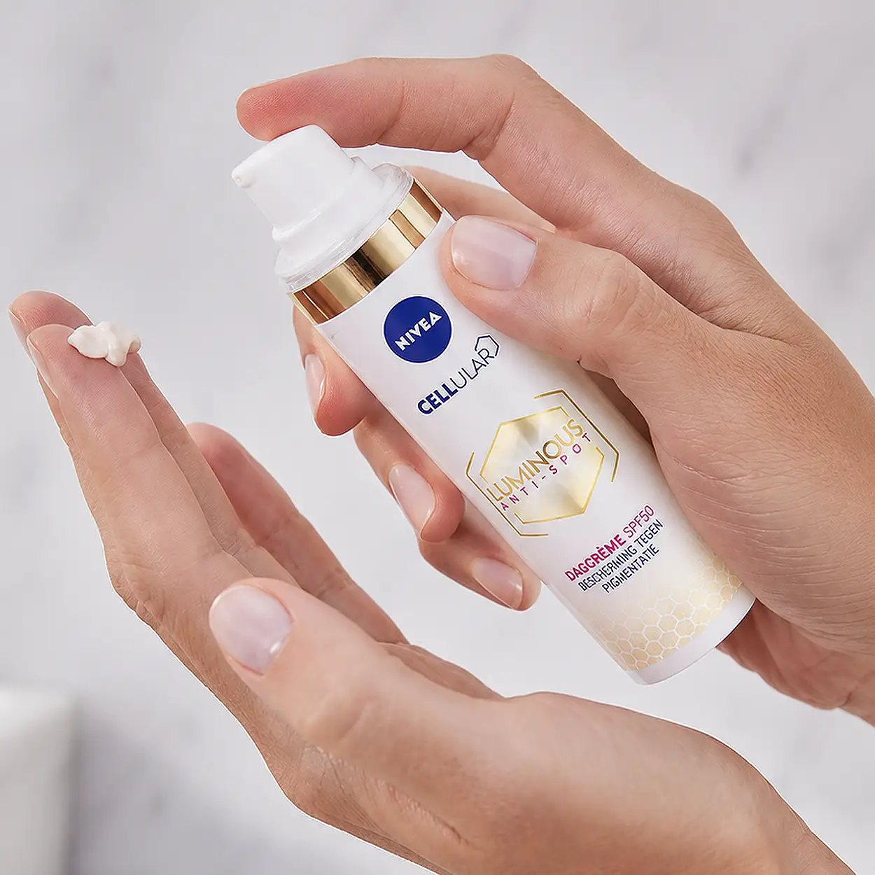 NIVEA Cellular Luminous Anti-Pigment Dagcrème SPF50 40ml 4 NIVEA Cellular Luminous Anti-Pigment Dagcrème SPF50 40ml